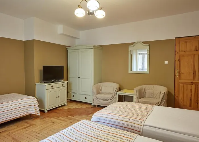 Batory Annex Hotel 2*